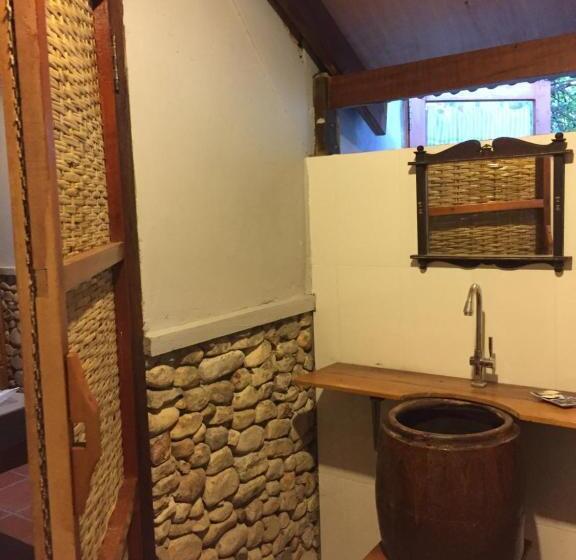 غرفة قياسية, Khmer Hands