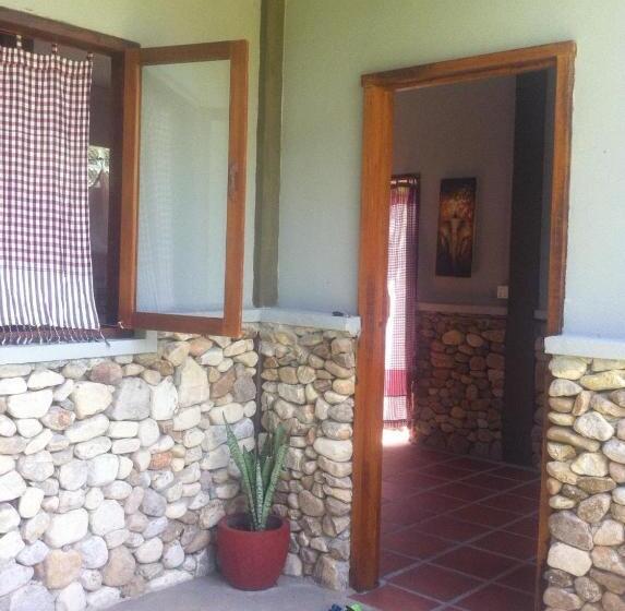 غرفة قياسية, Khmer Hands