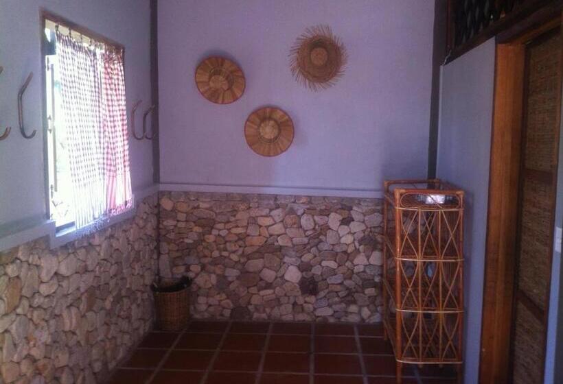 غرفة قياسية, Khmer Hands