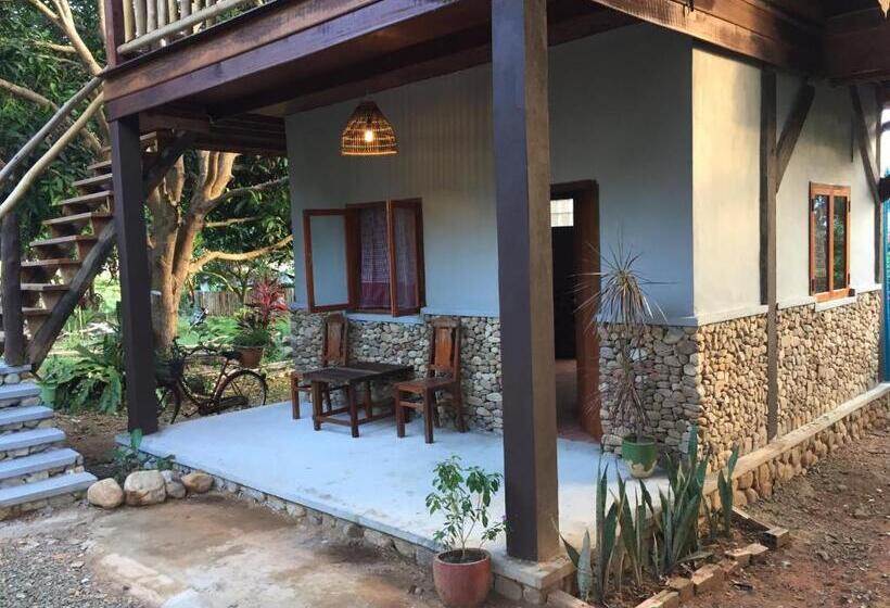 غرفة قياسية, Khmer Hands