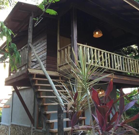 غرفة قياسية مزوَّدة بشُرفة, Khmer Hands