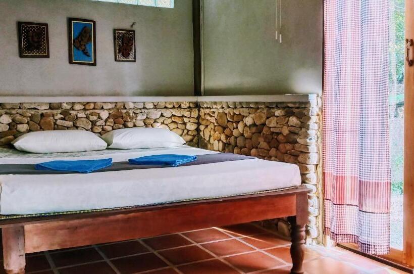 غرفة سوبيريور, Khmer Hands