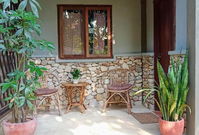 غرفة سوبيريور, Khmer Hands