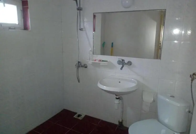 اتاق استاندارد سه تخته با سرویس بهداشتی مشترک, Prima Guest House 2