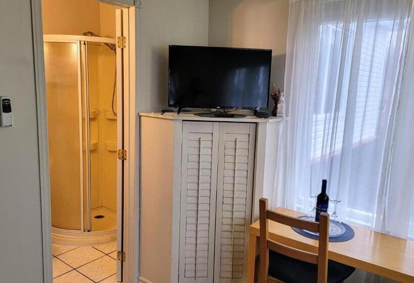 سوییت با چشمانداز دریا, Kokomo Inn Bed And Breakfast Ottawa Gatineau S Only Tropical Riverfront B&b On The National Capital