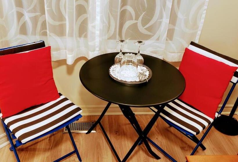 سوییت با چشمانداز دریا, Kokomo Inn Bed And Breakfast Ottawa Gatineau S Only Tropical Riverfront B&b On The National Capital