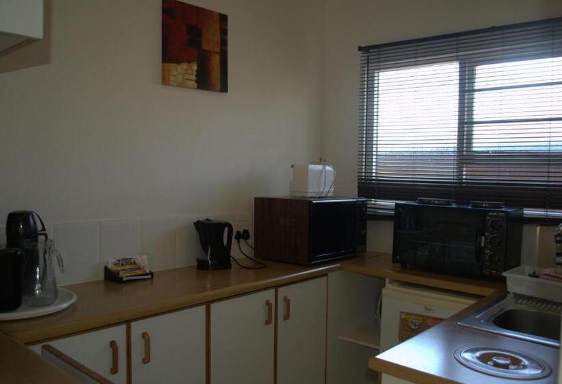 דירת חדר בקומת קרקע, Crowned Crane