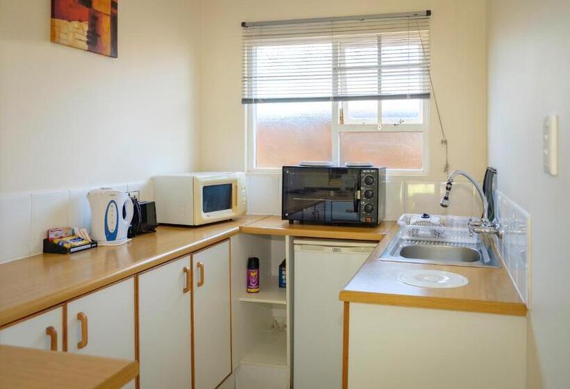 דירת חדר בקומת קרקע, Crowned Crane