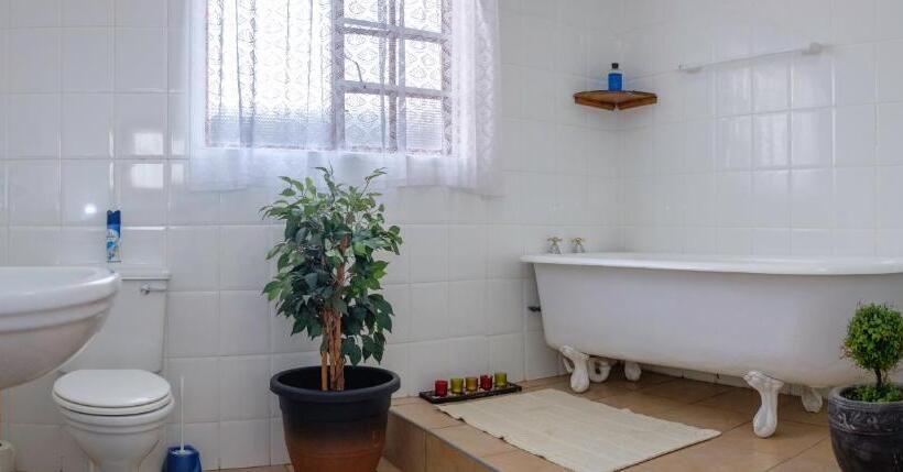 דירת חדר בקומת קרקע, Crowned Crane