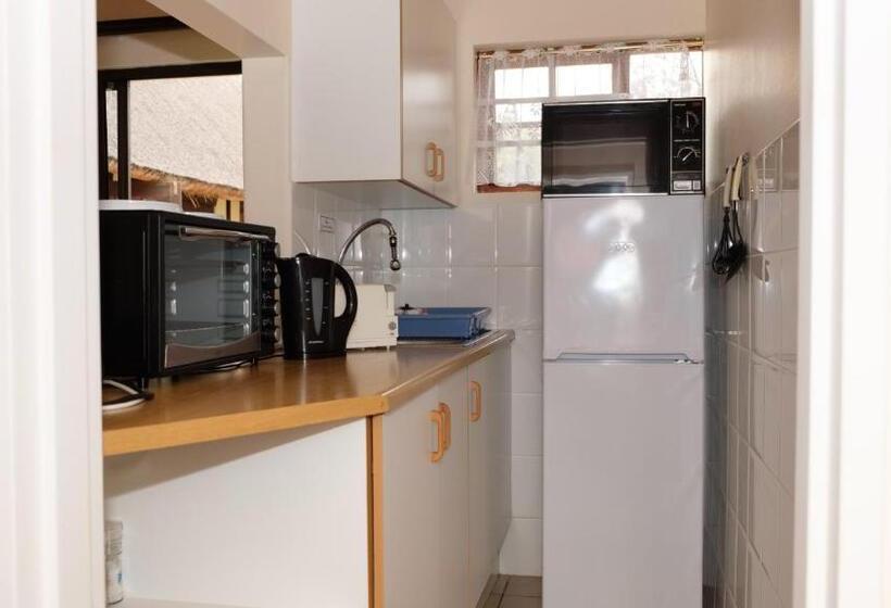 דירת חדר נוף לגינה, Crowned Crane