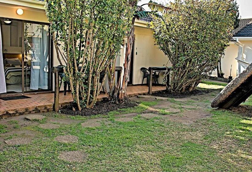 דירת חדר נוף לגינה, Crowned Crane