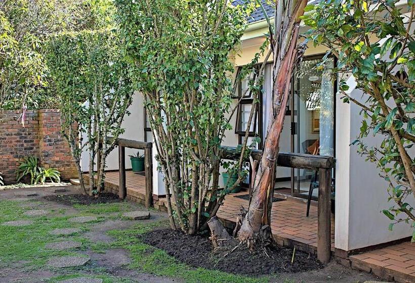 דירת חדר נוף לגינה, Crowned Crane