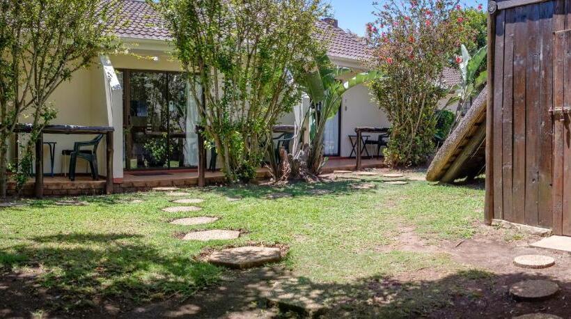 דירת חדר נוף לגינה, Crowned Crane