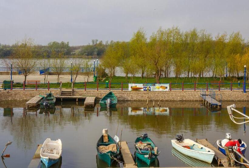 اتاق استاندارد با چشم‌انداز دریاچه, Delta Marina
