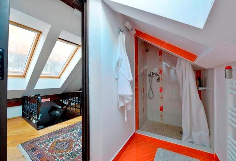 جناح مطلّ علي الجبل, Kronhaus