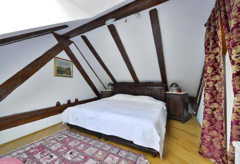 جناح مطلّ علي الجبل, Kronhaus