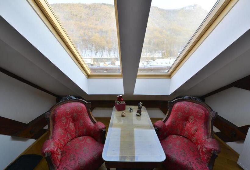 جناح مطلّ علي الجبل, Kronhaus