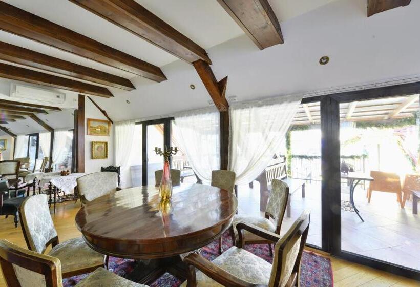 غرفة قياسية ثلاثية مزودة بشرفة, Kronhaus