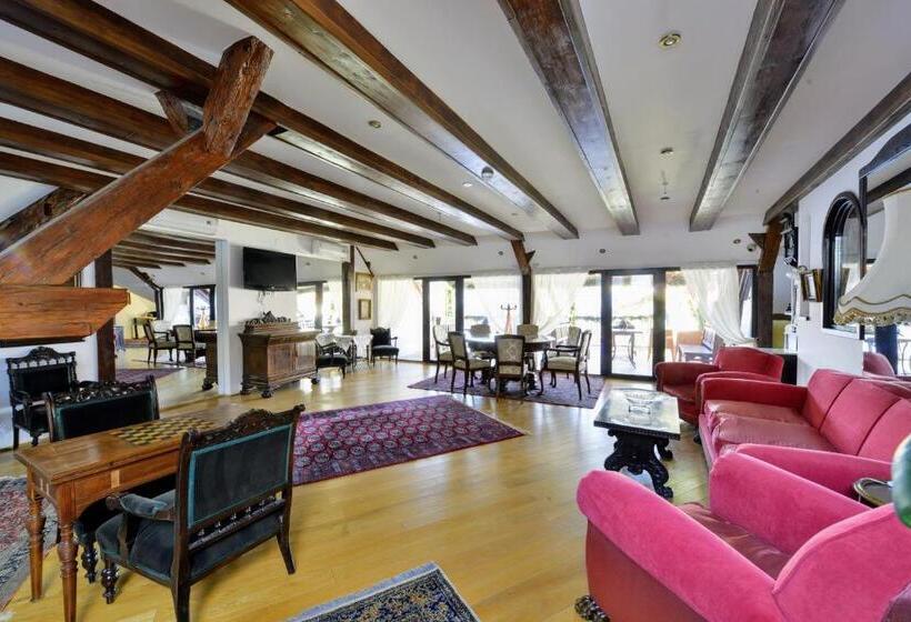 غرفة قياسية ثلاثية مزودة بشرفة, Kronhaus