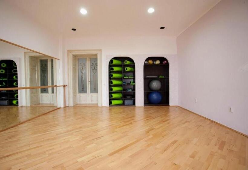 غرفة قياسية ثلاثية مزودة بشرفة, Kronhaus