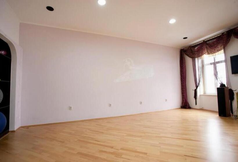 غرفة قياسية ثلاثية مزودة بشرفة, Kronhaus