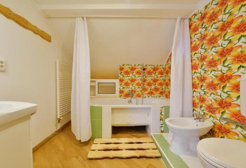 غرفة قياسية ثلاثية مزودة بشرفة, Kronhaus