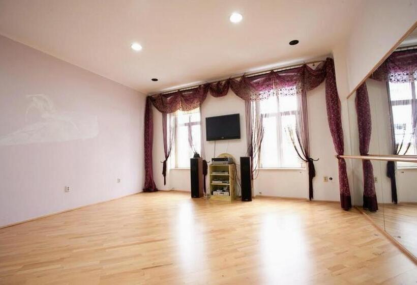 شقة غرفة واحدة, Kronhaus