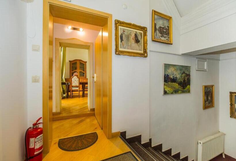 شقة غرفة واحدة, Kronhaus