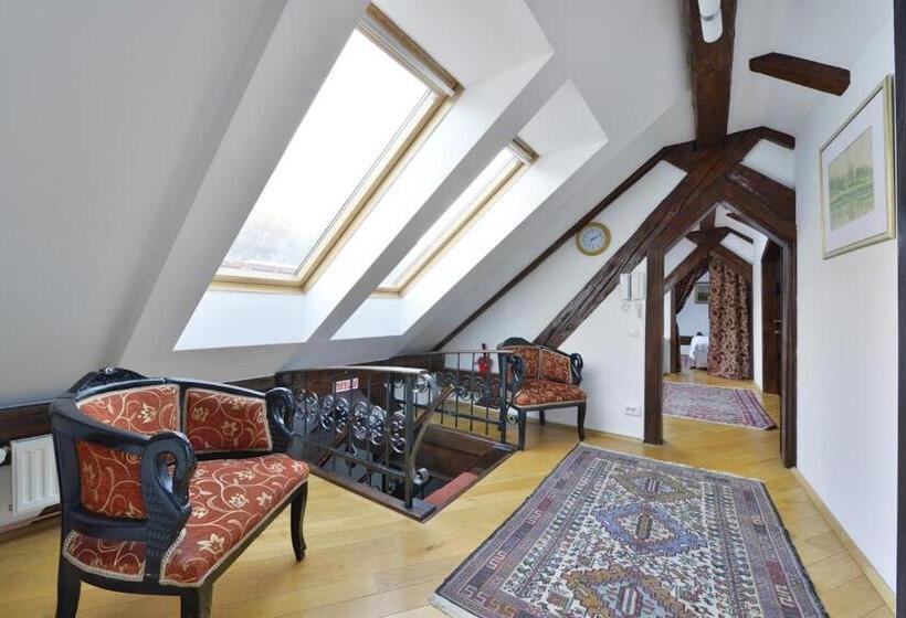 جناح مطلّ علي الجبل, Kronhaus