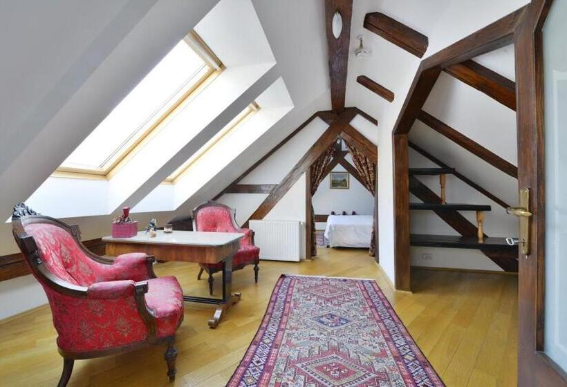 جناح مطلّ علي الجبل, Kronhaus