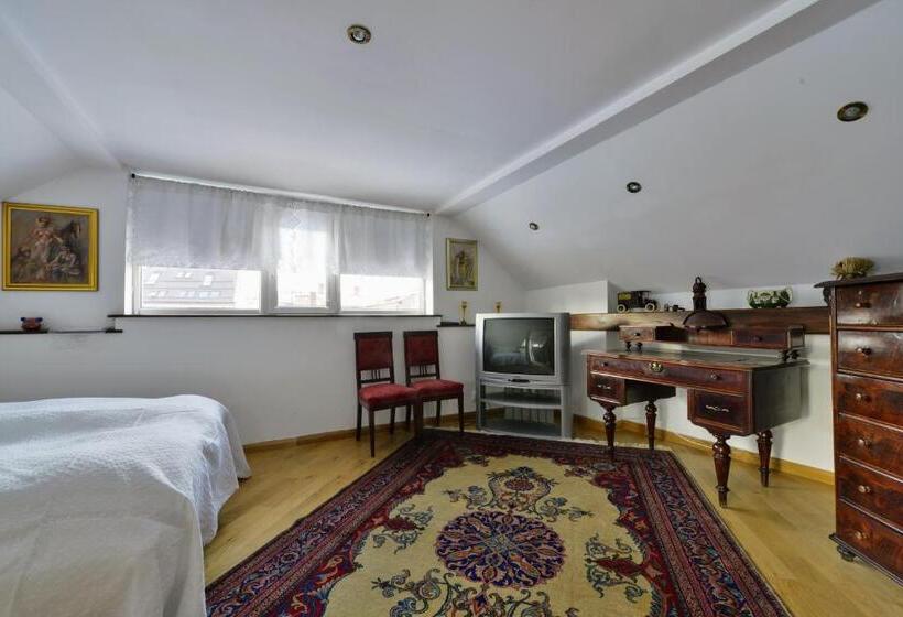 غرفة قياسية ثلاثية مزودة بشرفة, Kronhaus