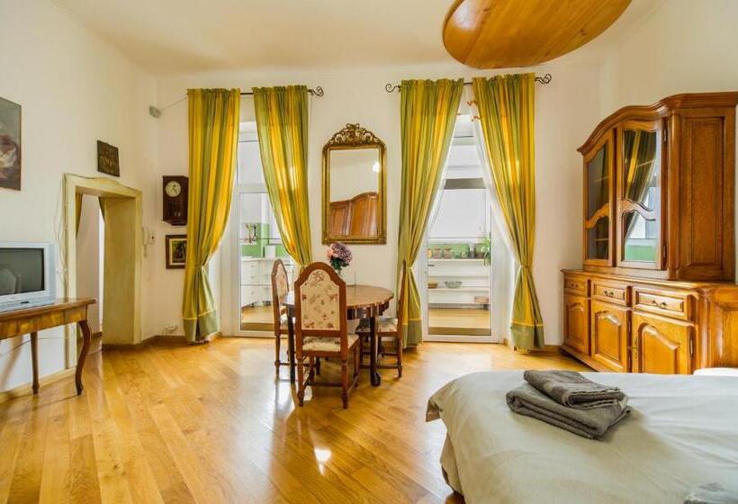 شقة غرفة واحدة, Kronhaus