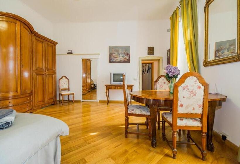 شقة غرفة واحدة, Kronhaus