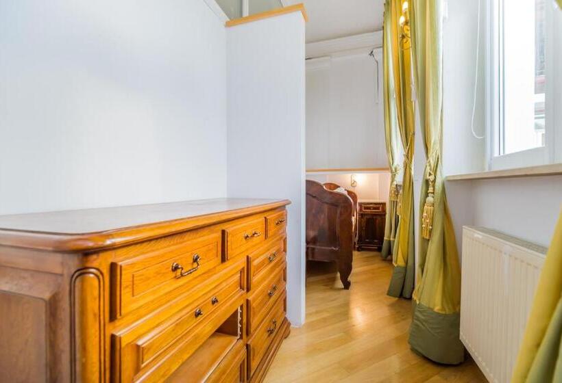 شقة غرفة واحدة, Kronhaus