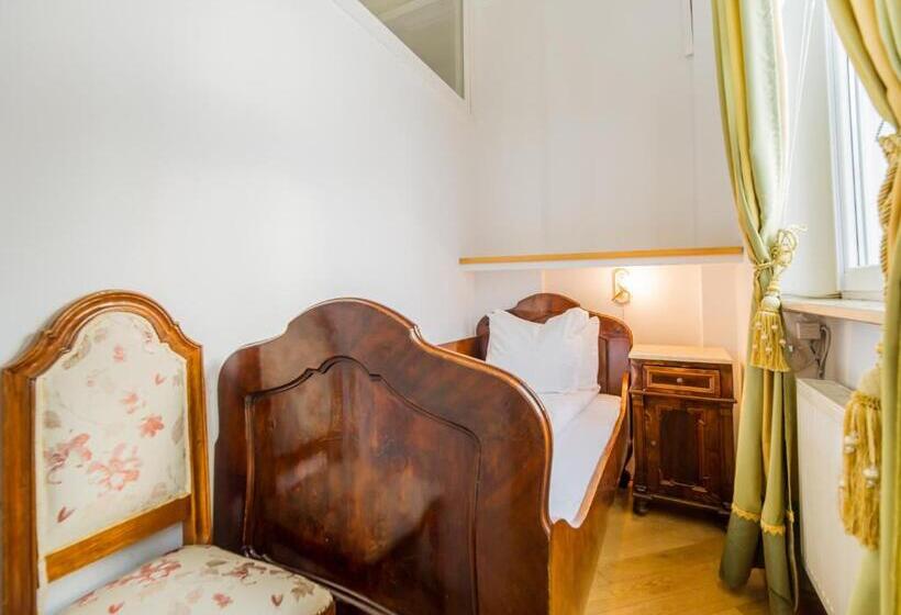 شقة غرفة واحدة, Kronhaus