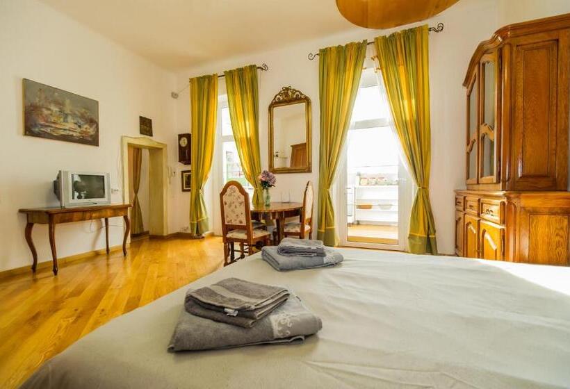 شقة غرفة واحدة, Kronhaus