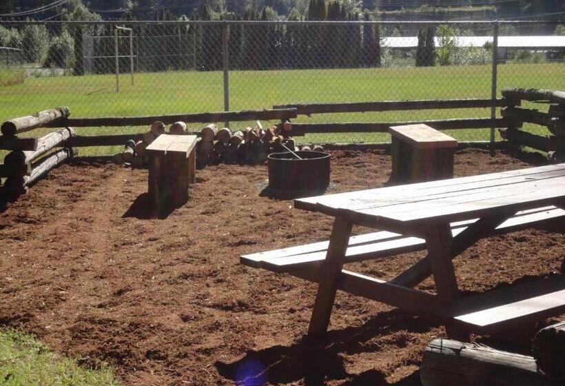 スタンダードバンガロー, Old Towne Inne Chuckwagon Bar & Grill