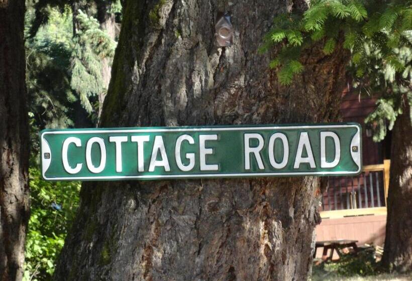 スタンダードバンガロー, Old Towne Inne Chuckwagon Bar & Grill