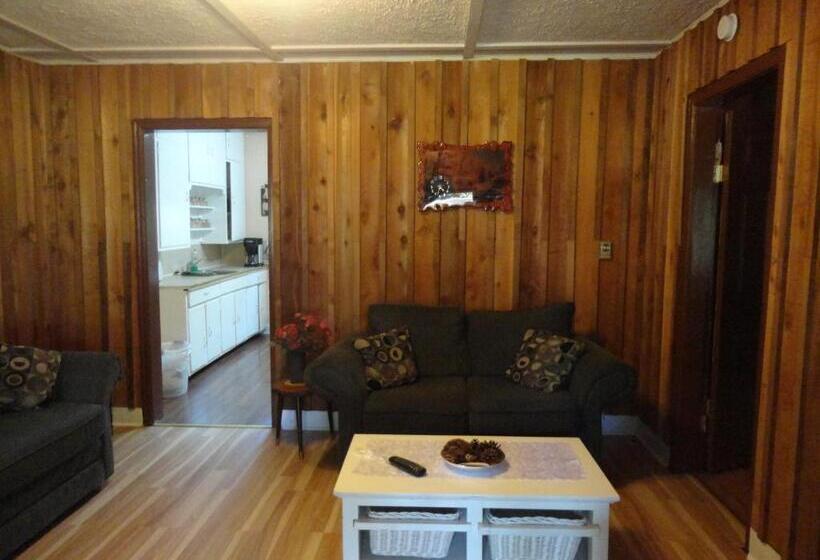 スタンダードバンガロー, Old Towne Inne Chuckwagon Bar & Grill