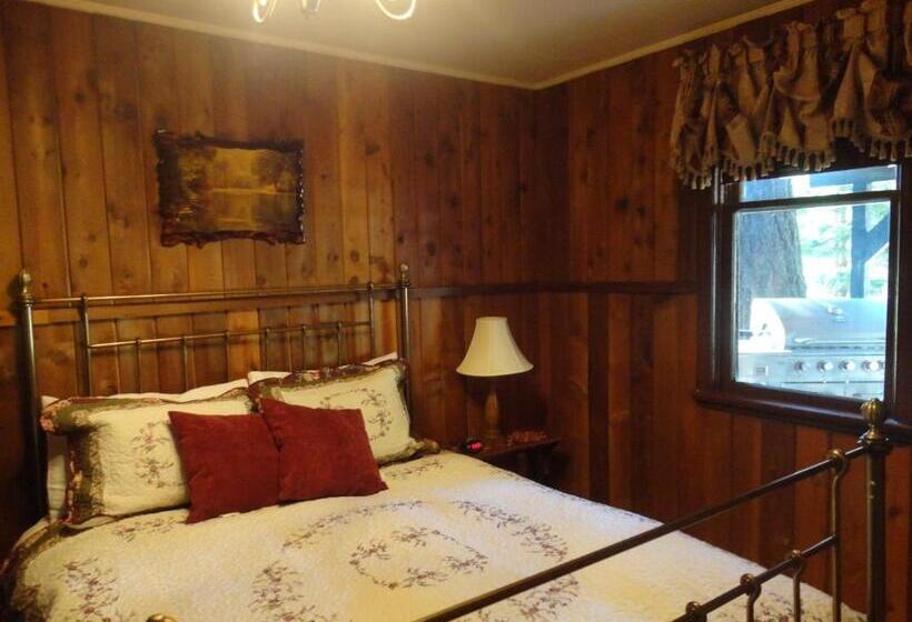 スタンダードバンガロー, Old Towne Inne Chuckwagon Bar & Grill