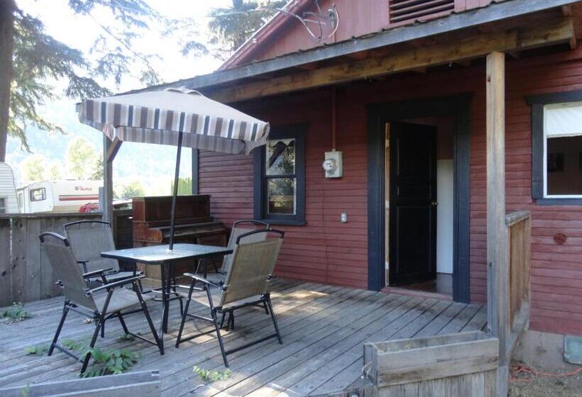 スタンダードバンガロー, Old Towne Inne Chuckwagon Bar & Grill