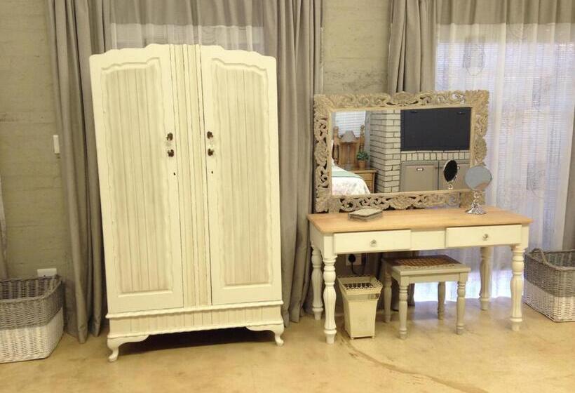 חדר משפחתי דלוקס, Anne's Place