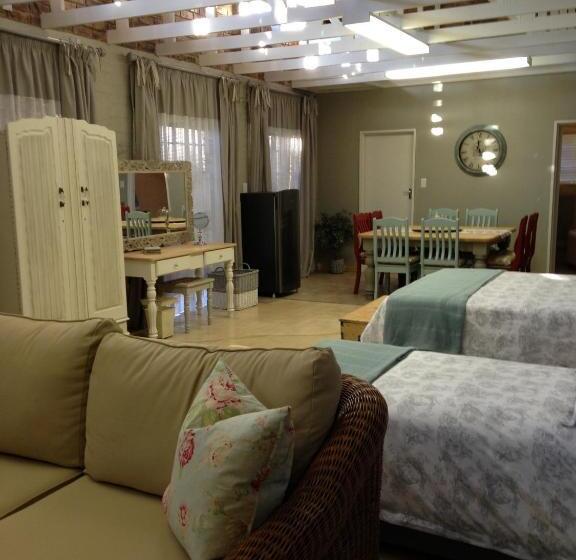 חדר משפחתי דלוקס, Anne's Place