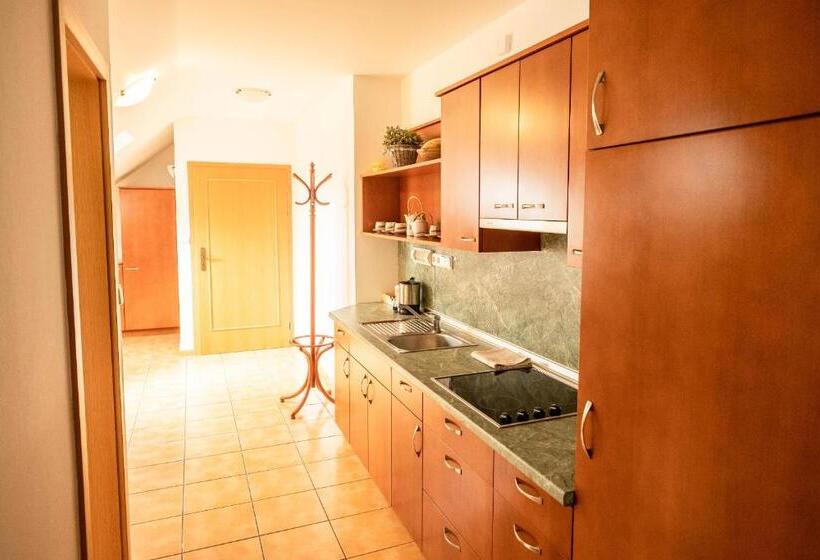 1 Szobás Apartman, Penzion Rondo