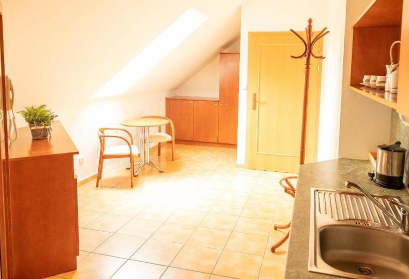 1 Szobás Apartman, Penzion Rondo