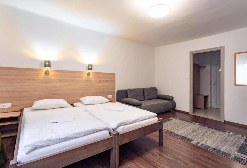 اتاق استاندارد سه تخته با بالکن, Sobri Halászcsárda és Panzió