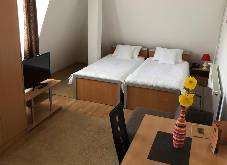 اتاق استاندارد سه نفره, Topcider