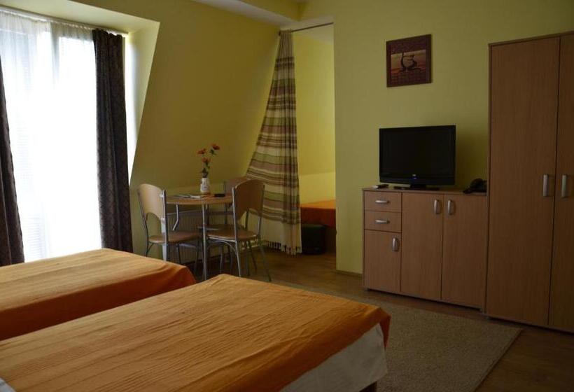 اتاق استاندارد سه نفره, Topcider