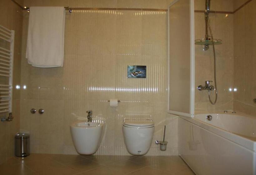 اتاق استاندارد سه نفره, Franca