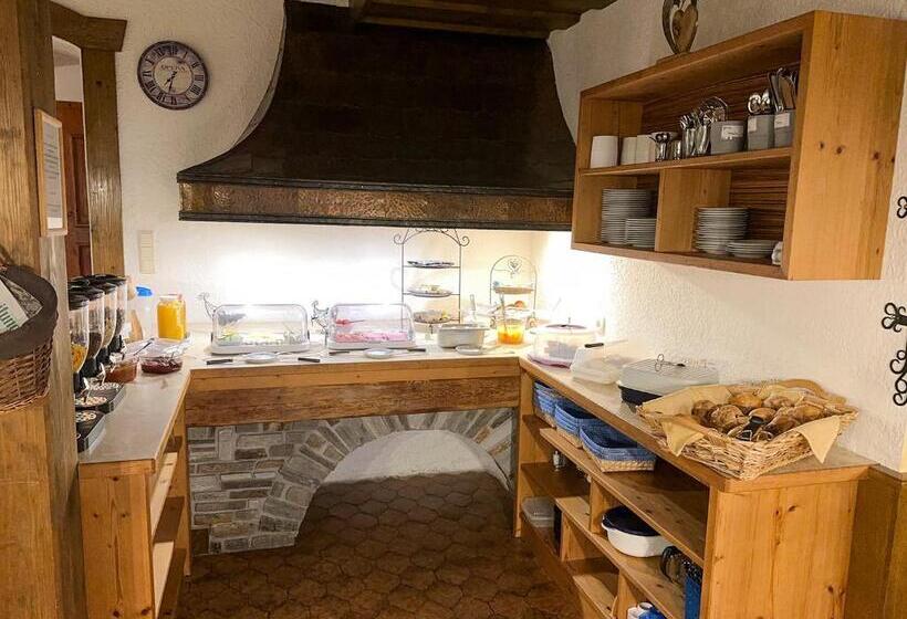 컴포트 룸, Alte Schmiede